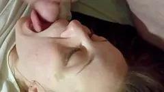 Abspielen Amateur-Camgirl schluckt Cumshot nach intensivem Blowjob
