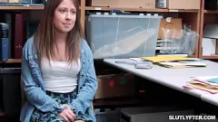 Die kriminelle Teenagerin Angeline Red wird mit einem harten Fick bestraft