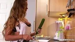 Redare Seducția cu sânii mari a lui Euro MILF Amanda Rendall în bucătărie