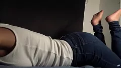 Redare Foot Fetish Fun: o latina curbată se închină la penisul iubitului cu picioarele ei perfecte