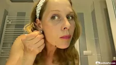 Reproducir MILF tetona al lado en un vídeo casero caliente