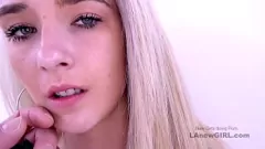 Jouer Une ado blonde baisée par erreur avale du sperme en POV