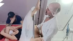 Abspielen Rahmed Unterwürfige Babe während der medizinischen Untersuchung von Bull!