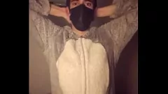 تشغيل BDSM متعة مع الرقيق الصغير في بيجاما ومقاطع الحلمة