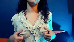 Reproducir La diosa curvilínea Elenafox1 hace alarde de su enorme culo y tetas naturales