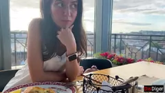 Abspielen Der vollbusige Teene Katty West wird am ersten Date in der Öffentlichkeit in der Öffentlichkeit