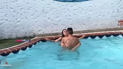 Reproducir Latina MILF seduce al vecino para una mamada de piscina áspera