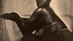 Abspielen Haarige lesbische Dreier in Retro London: Eine haarige Begegnung mit interracialer Pussy
