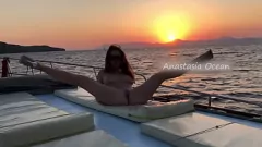 Abspielen Frechblond blinkt und masturbiert auf einer Bootsparty