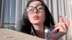 Jouer Fetish fumante di Mistress Sexy Nika: gioco di sigarette, fumo e film di cenere