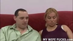 تشغيل زوجة المتشددين تحصل على الوثن مع اللسان BDSM مكثف