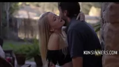 Jouer Le grand oncle ne peut pas résister à sa nièce passionnée dans une rencontre interdite