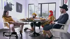 Jouer Le dîner de famille coquine se transforme en une orgie torride