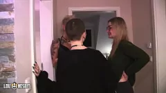 Reproduzir Trio de lésbica quente com Lou Nesbit e Lia Louise