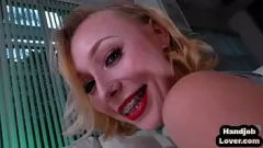 Odtwórz Brudne gadające nastolatki blondynki naoliwione małe cycki POV