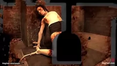 Abspielen Brünette, zierliche, unterwürfige Lesben ertragen brutale Kerkerfesselungen mit Seilen und einer Bowlingkugel