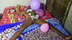 تشغيل هدية عيد الميلاد المفاجئة: مراهقة نحيفة تعرض كسًا مبللًا على صديقها السابق، وينتهي الأمر بقذف جماعي متفجر