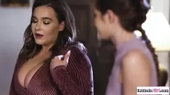 Reproduzir Enteada lésbica e MILF se envolvem em tribbing de buceta raspada fumegante e sexo oral