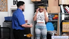 Reproducir Lilly Hall hace que un empleado de la tienda le busque el coño afeitado y le folle la cara en este vídeo de sexo duro en la oficina