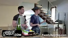 Jouer Il desiderio segreto del figliastro: scopare la sua matrigna militare tettona Lauren Phillips dopo il suo dovere