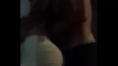 Abspielen Dieser wunderschöne schwarze Teenie geht für einen umwerfenden Blowjob und einen wilden Tittenfick auf die Knie