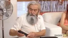 Abspielen Pappa4k. böser kerl bestraft jugendlichen zum spaß mit seinem alten vater