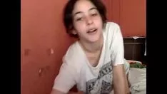 Afspelen Wow lief meisje bekijkt mooie tieten op cam