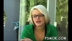 Jouer Bosomy a aimé jouer avec des newtons tout en ramassant une fumée