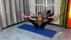 Redare Regina noir. o feminitate într-o panthera pardus personifybeseem și legins de vopsea pe bază de cauciuc face yoga în sală. yoga în dresuri fierbinți. 1