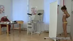 Reproduzir O velho doutor trabalha adolescente precioso inexperiente