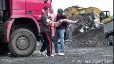 Oynat Kıymetli sarışın kız kalabalık bir yerde üçlü 2 adamlar tarafından becerdin