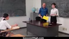 Reproducir Inexpertos de secundaria - partidario del mandamiento (audrey noir) se folla a estudiante caliente (favorito de color de rosa) y profesor