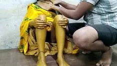 Odtwórz देसी लड़कि को शादी के एक दिन पहले हलदी लगाने के बहाने उसके यार ने चोदा