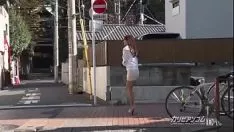 Oynat 素人男性とセックス生中継 本多なるみ