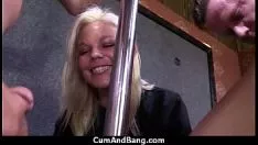 Elle a des montées de gangs et bukkake 25