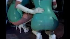Reproducir Tríada con agarres en pintura base goma ropa íntima y guantes de boxeo