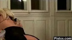 Oynat Anormal şiddetli sıkılı fisting evli kadın vahşi kesti