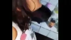 Abspielen Buchstabiere meine verheiratete Frau arbeitet bei einer Dinnerparty, ich esse ihr Kätzchen