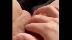 Abspielen Mädchen performt mit Kätzchen (das Ergebnis zeigt, was man tun sollte, wenn man erfolgreich ist)